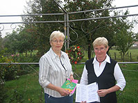 Gunna Kettenburg und Renate Heldberg (von links) stellen das neue Programm des Landfrauenvereins Visselhövede vor
