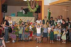 Ein buntes Bild bietet sich den Besuchern des Nindorfer Erntefestes, wenn die Kinder des Ortes auf dem Saal auftreten