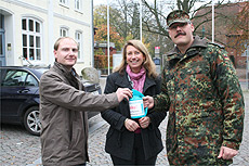 Oliver Picht (links) war der erste Spender, den Bürgermeisterin Franka Strehse und Oberstleutnant Michael Kämmerer auf ihrer Sammel-Tour durch die Innenstadt ansprachen  Foto: Hartmann