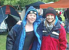 Inga Bostelmann und Nadja Warnecke versuchten, sich bei kühlen Temperaturen warm zu halten